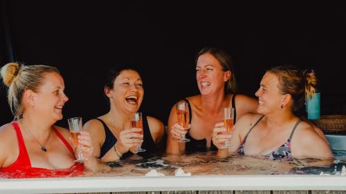 Hot tub, Tinyhouse direkt am See Angeln Ruderboot SUP Spa Sauna und Hot Tub in Twist
