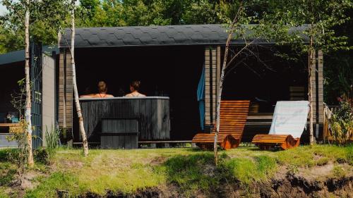 Tinyhouse direkt am See Angeln Ruderboot SUP Spa Sauna und Hot Tub in Twist