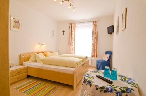 1 queen bed, 1 sofa bed