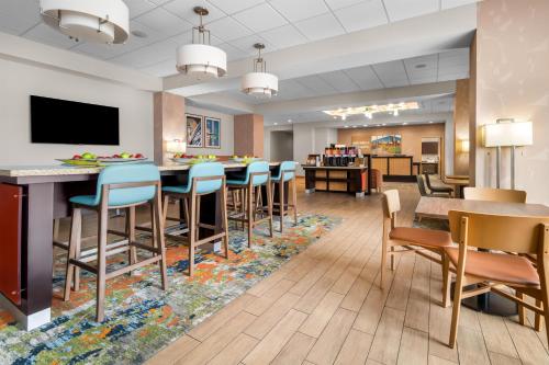 Hampton Inn Marion - image 36