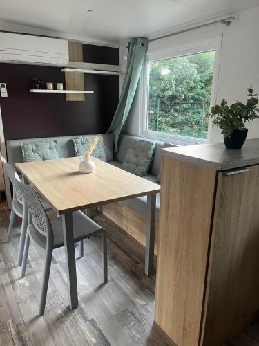 Mobilhome proche océan, piscine chauffée (Mobilhome proche ocean, piscine chauffee) in كابريتون