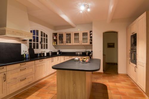 Kitchen, Villa Vuyani Antibes in Laval