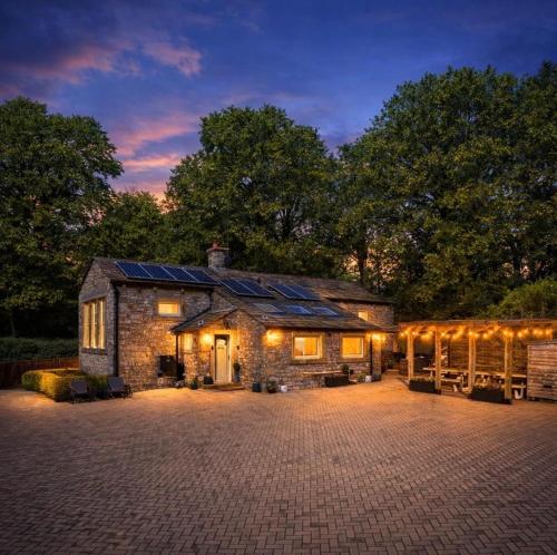 Farm house - Sleeps 16 - Hot Tub - Pet Friendly, Skipton