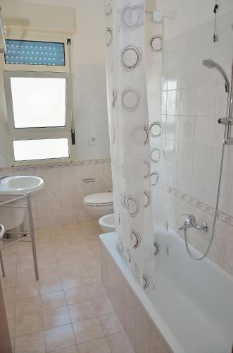Deluxe One-Bedroom Apartment (4 Adults) image 2