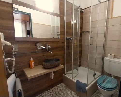 Shower, Landgasthof Hotel Zur Waage in Marienhafe