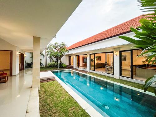 Modern 3BR Private Pool Villa – Walk to the Beach