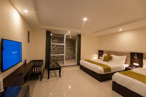 1 king bed, 1 double bed
