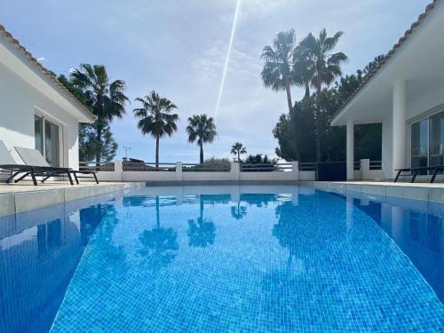 Modern luxury Villa with Pool and Tropical Garden