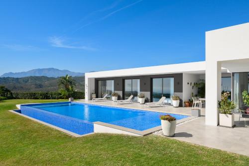 Hidden Sanctuary - 3 BR Villa with Panoramic Views gîte à louer Monte Mayor Golf Club