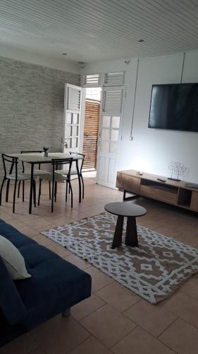 jaettu olohuone/TV alue, Maison paisible avec grande terrasse et spa in Le Vauclin