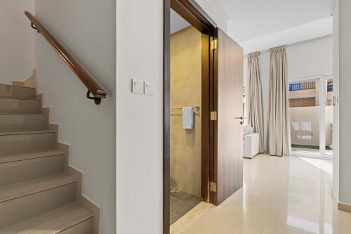 Elegant 3BR Villa Retreat w/ Private Backyard - image 10