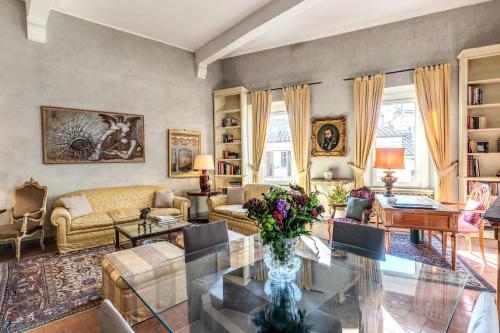 Wonderful Apartment with Balcony in Piazza Margana, Řím