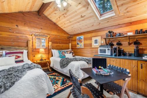 Red Rock Cabin- Black Hills Retreat in Rockerville (SD)