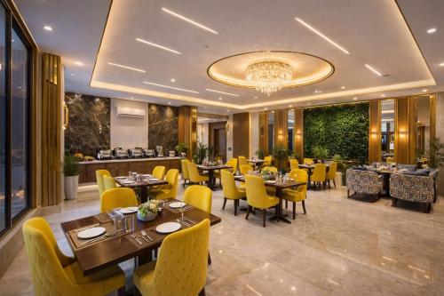 Restaurant, Hotel Urban Lion - IGI Airport Delhi in New Delhi