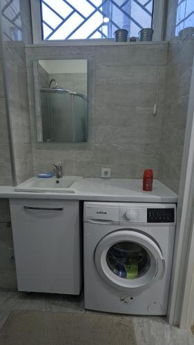 Затишна квартира близько залізничного вокзалу - image 2