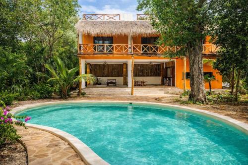 The Jungle House, Sacbé