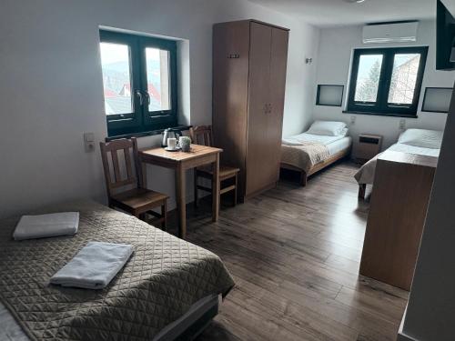 2 twin beds, 1 sofa bed