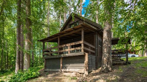 2 bedrooms, 7 beds