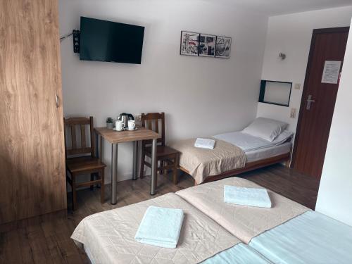 2 twin beds, 1 sofa bed