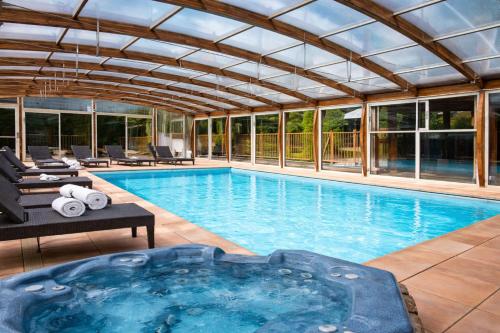 . Logis Hotel Le Lac