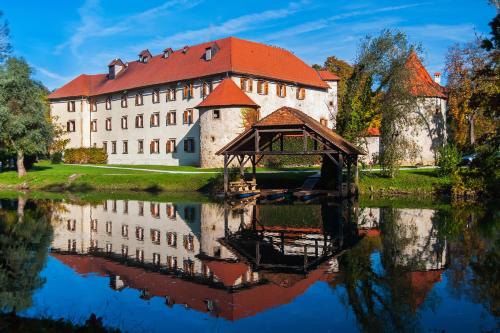 Houses and Apt in Smarjeske Toplice Kranjska Krain 26042 in สมาเรียสเกโทพลิซ