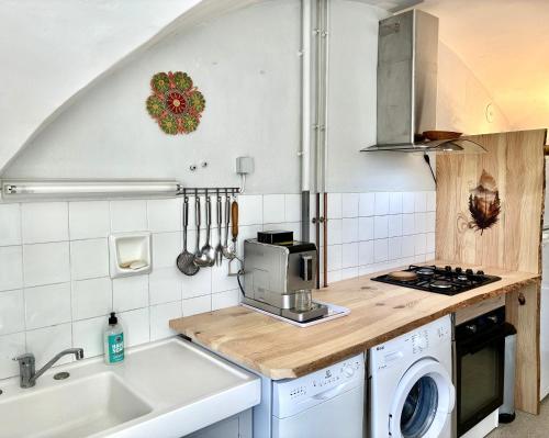 Konyha, Le Rocher des Ducs, appartement, cour privative, abris voiture in Le Glaizil