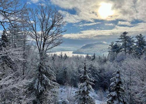 Mountain getaway overlooking Lake Christopher in Bethel (ME)