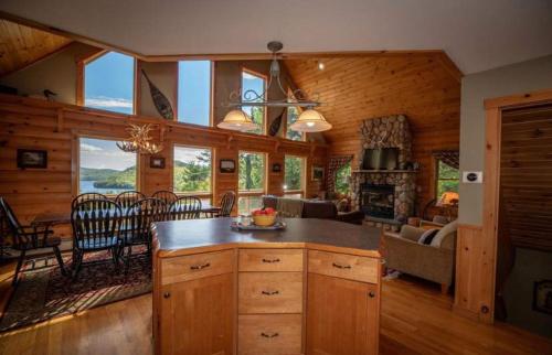 Mountain getaway overlooking Lake Christopher in Bethel (ME)