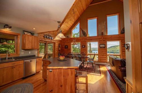 Mountain getaway overlooking Lake Christopher in Bethel (ME)