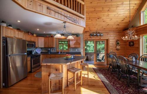 Mountain getaway overlooking Lake Christopher in Bethel (ME)