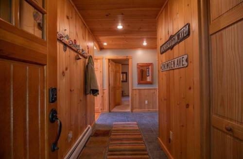 Mountain getaway overlooking Lake Christopher in Bethel (ME)