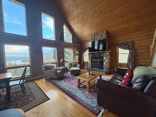 Mountain getaway overlooking Lake Christopher in Bethel (ME)