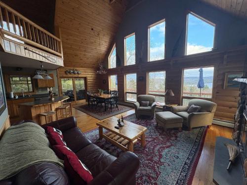 Mountain getaway overlooking Lake Christopher in Bethel (ME)