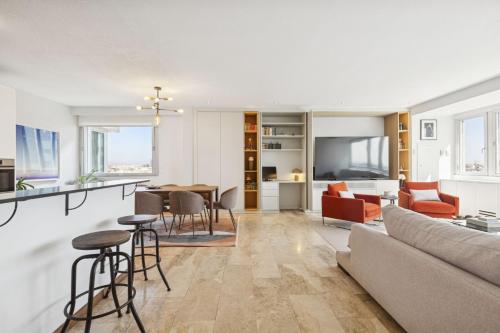 2-Bed Apartment with Views of Plaza de Colón