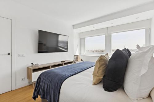 2-Bed Apartment with Views of Plaza de Colón - image 2