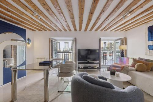 Stylish Retreat by Plaza Santa Ana