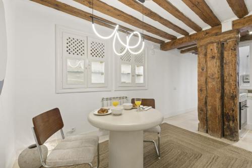 Stylish Retreat by Plaza Santa Ana - image 4