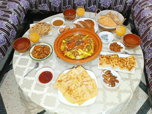 숙소 외관, Aziz House 1 Tan Tan in 탄-탄