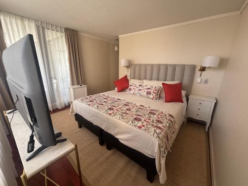 Parque Arauco Elegant Apartment with Balcony & Pool