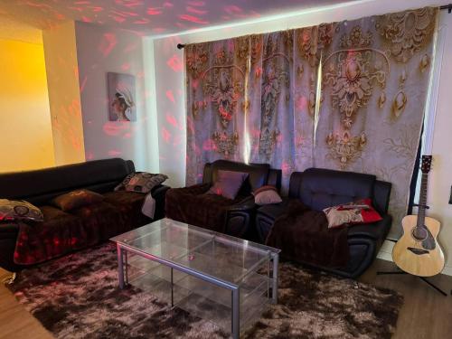 Exclusive Main Floor 3-Bedroom Apartment in Quiet Edmonton Neighborhood – khách sạn tại Rosslyn