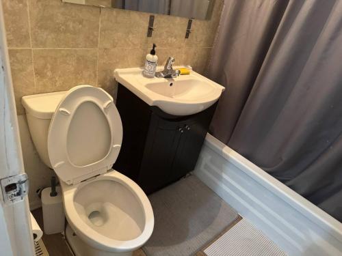 Exclusive Main Floor 3-Bedroom Apartment in Quiet Edmonton Neighborhood - image 2