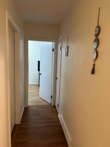 Exclusive Main Floor 3-Bedroom Apartment in Quiet Edmonton Neighborhood - image 4