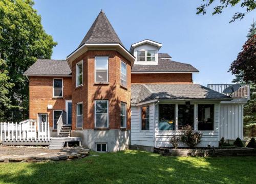 Downtown Huntsville Retreat with Fire Pit and Parking - District Municipality of Muskoka
