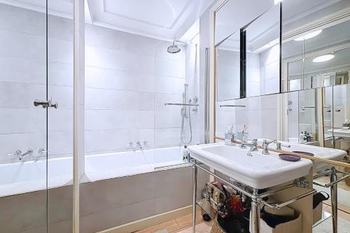 Elegant flat in the heart of the 7th - image 13