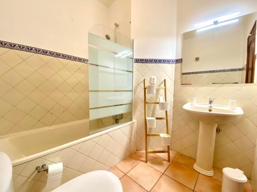 Front line townhouse Face la mer in Ferragudo luxury sea views - image 3