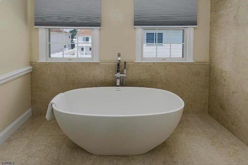 Luxurious Beach Block 4-Bdrm House for the whole family - prices reduced!! in บริกันทีน (NJ)