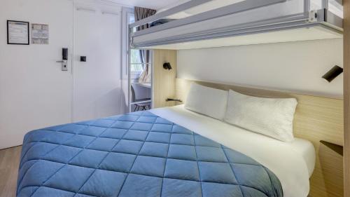 1 queen bed, 1 bunk bed