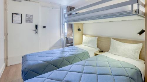 1 queen bed, 1 bunk bed
