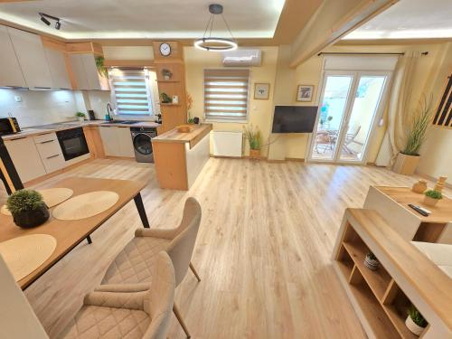 Hidden Gem - Sunny Backyard - 120m2 - 1Gbps - JK 7towers – khách sạn tại Agios Pavlos