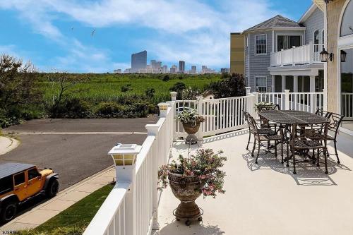 Luxurious Beach Block 4-Bdrm House for the whole family - prices reduced!! in บริกันทีน (NJ)